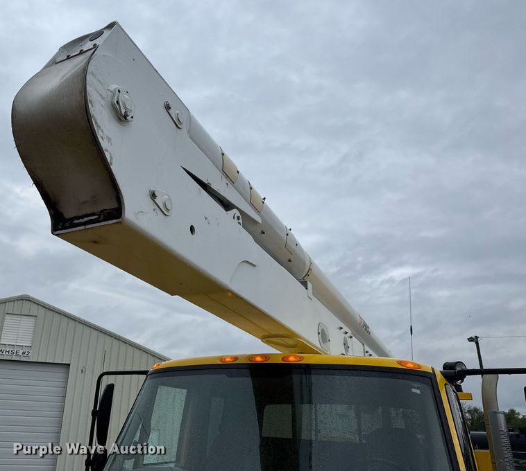 image for item EQ1482 2011 International DuraStar 4400 bucket truck
