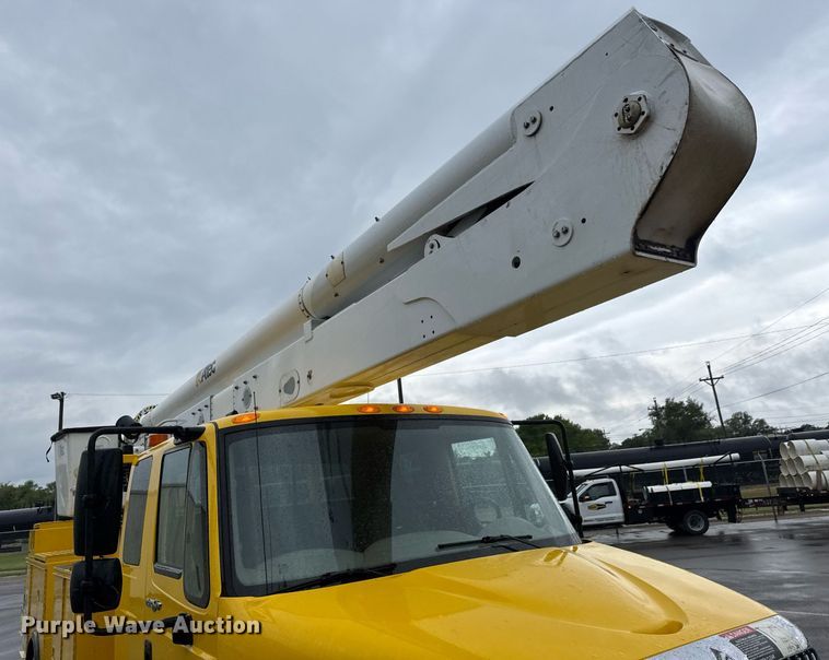 image for item EQ1482 2011 International DuraStar 4400 bucket truck