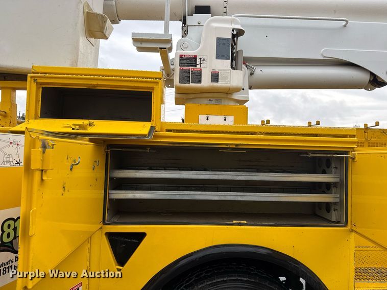 image for item EQ1482 2011 International DuraStar 4400 bucket truck