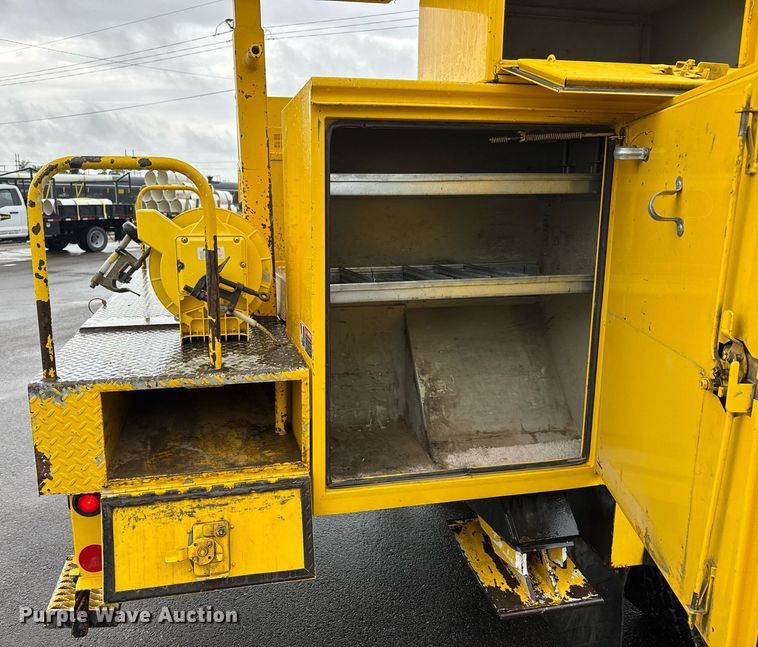 image for item EQ1482 2011 International DuraStar 4400 bucket truck