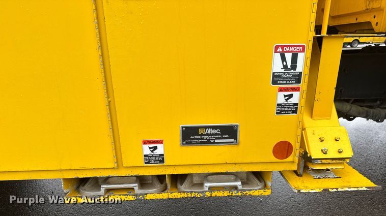 image for item EQ1482 2011 International DuraStar 4400 bucket truck