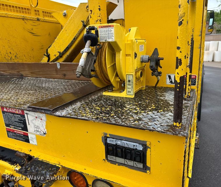 image for item EQ1482 2011 International DuraStar 4400 bucket truck