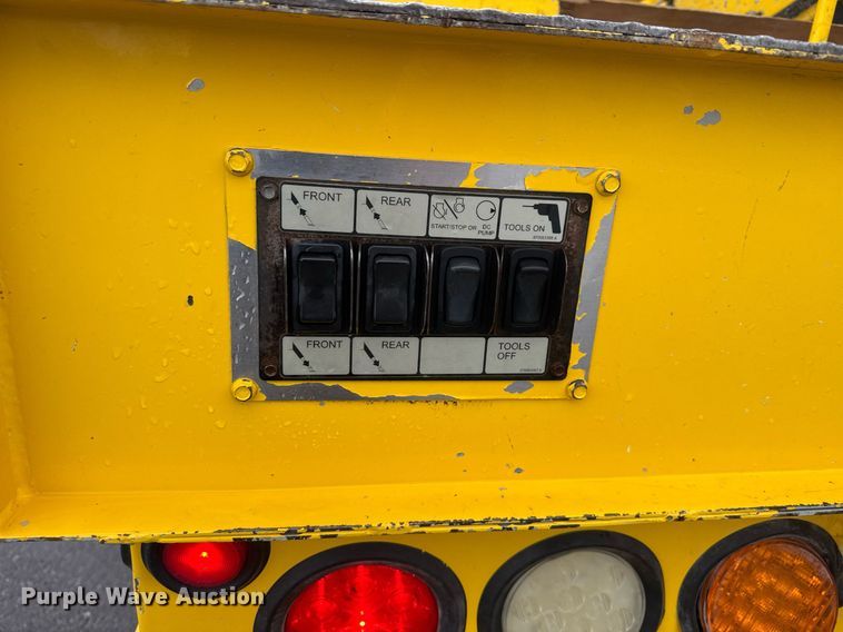 image for item EQ1482 2011 International DuraStar 4400 bucket truck