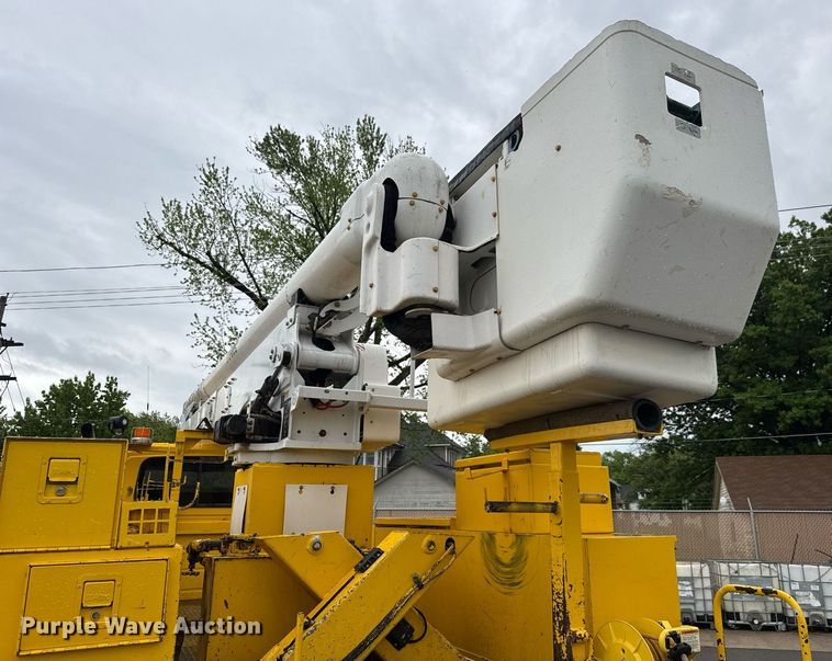 image for item EQ1482 2011 International DuraStar 4400 bucket truck