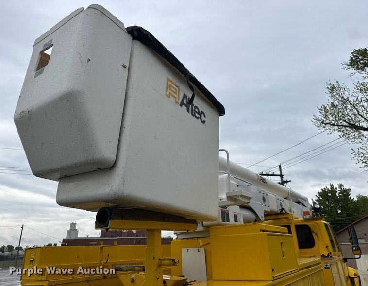 image for item EQ1482 2011 International DuraStar 4400 bucket truck