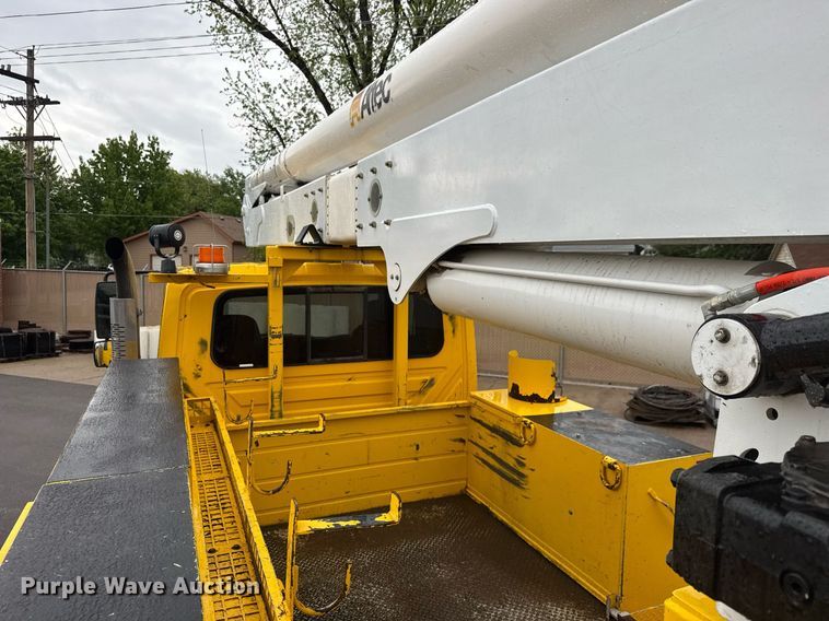 image for item EQ1482 2011 International DuraStar 4400 bucket truck