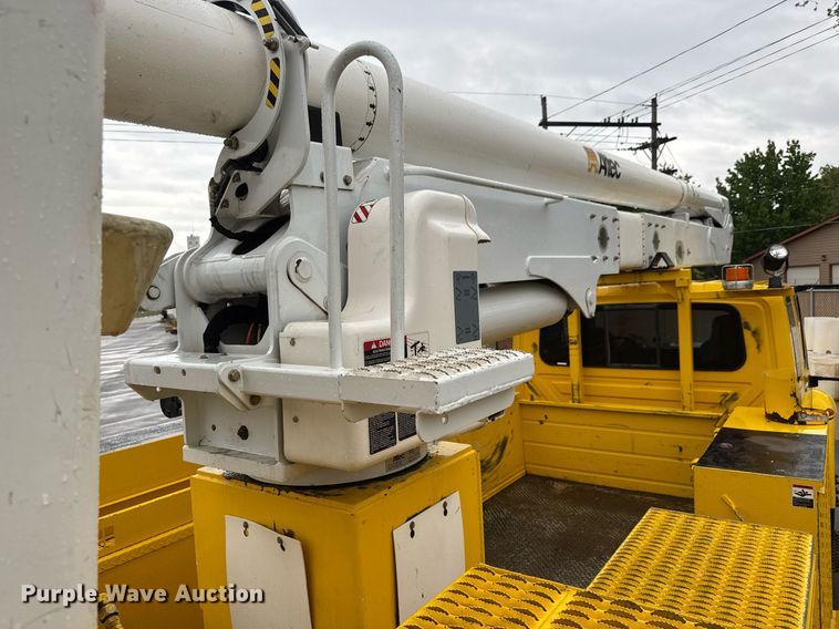 image for item EQ1482 2011 International DuraStar 4400 bucket truck