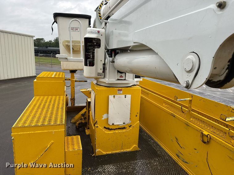 image for item EQ1482 2011 International DuraStar 4400 bucket truck