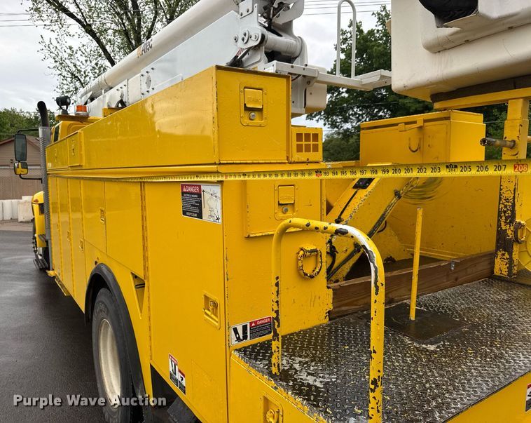 image for item EQ1482 2011 International DuraStar 4400 bucket truck