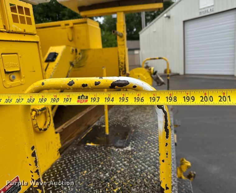 image for item EQ1482 2011 International DuraStar 4400 bucket truck