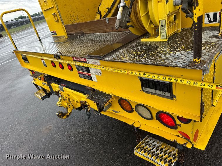 image for item EQ1482 2011 International DuraStar 4400 bucket truck