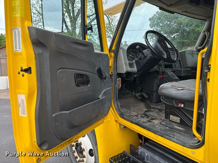 image for item EQ1482 2011 International DuraStar 4400 bucket truck