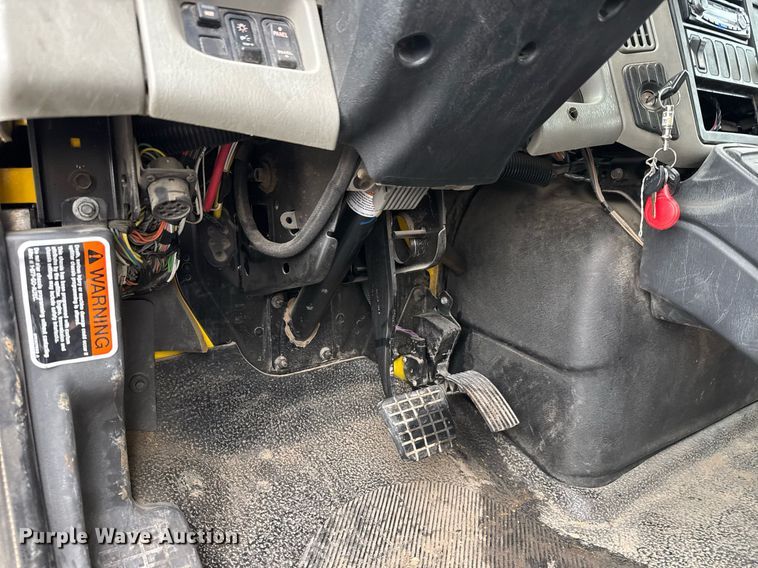 image for item EQ1482 2011 International DuraStar 4400 bucket truck