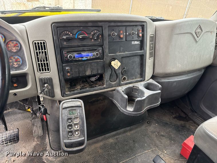 image for item EQ1482 2011 International DuraStar 4400 bucket truck