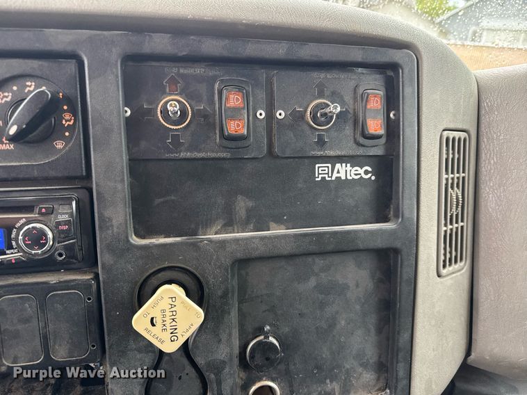 image for item EQ1482 2011 International DuraStar 4400 bucket truck