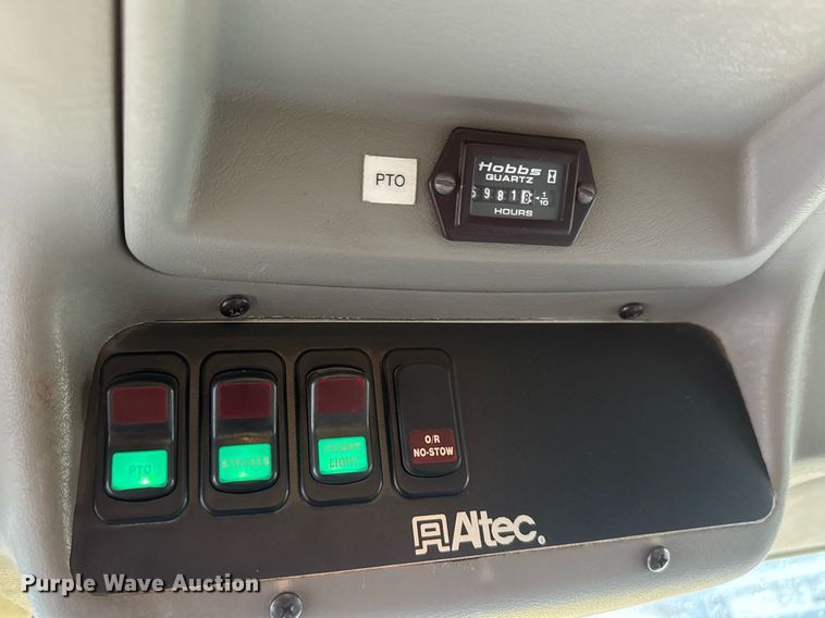 image for item EQ1482 2011 International DuraStar 4400 bucket truck