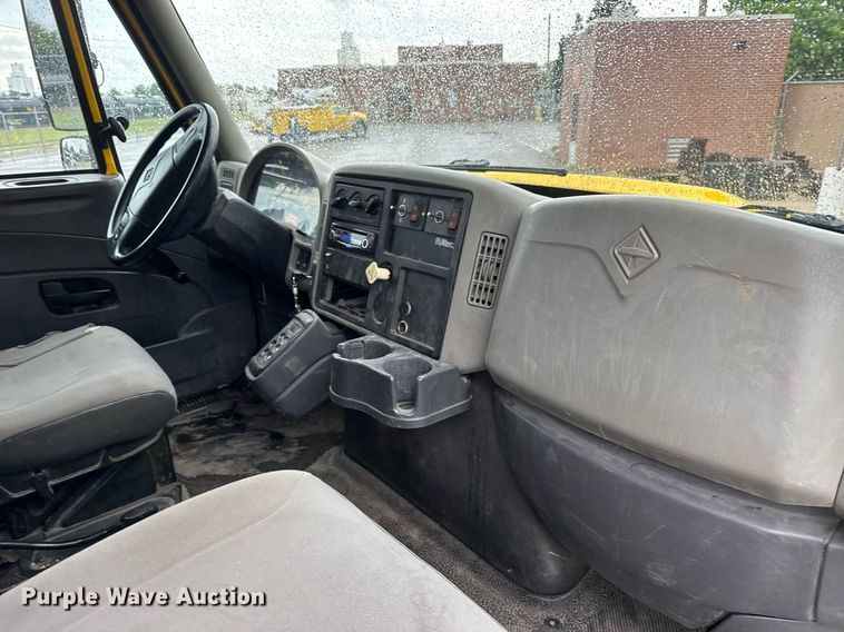 image for item EQ1482 2011 International DuraStar 4400 bucket truck