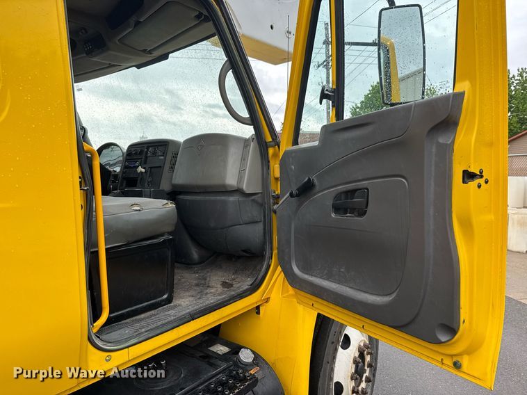 image for item EQ1482 2011 International DuraStar 4400 bucket truck