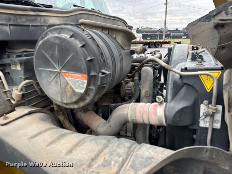 image for item EQ1482 2011 International DuraStar 4400 bucket truck