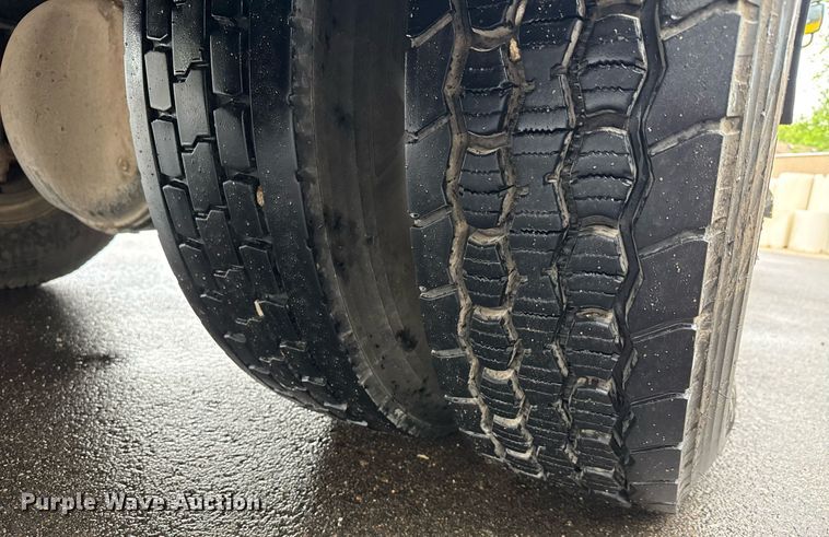 image for item EQ1482 2011 International DuraStar 4400 bucket truck