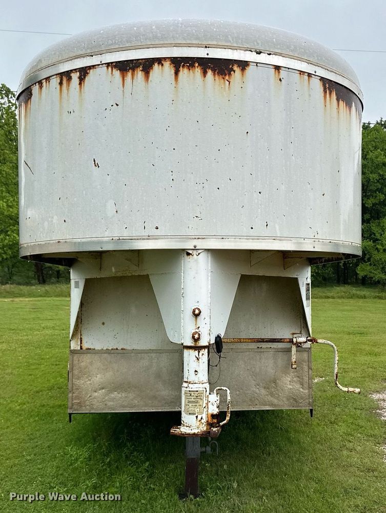 image for item EQ4721 1992 W-W livestock trailer