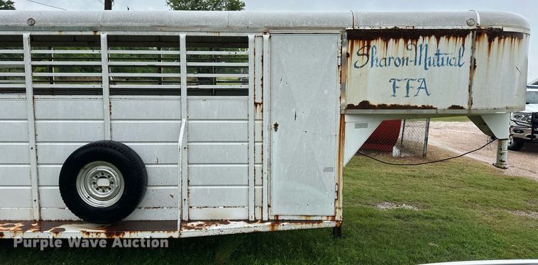 image for item EQ4721 1992 W-W livestock trailer