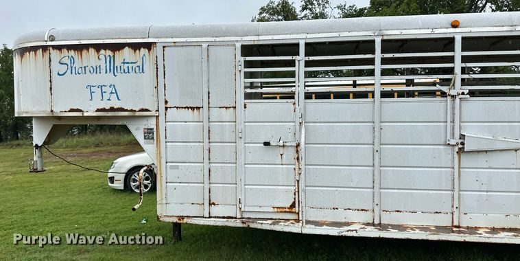 image for item EQ4721 1992 W-W livestock trailer