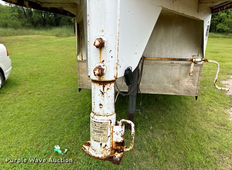 image for item EQ4721 1992 W-W livestock trailer
