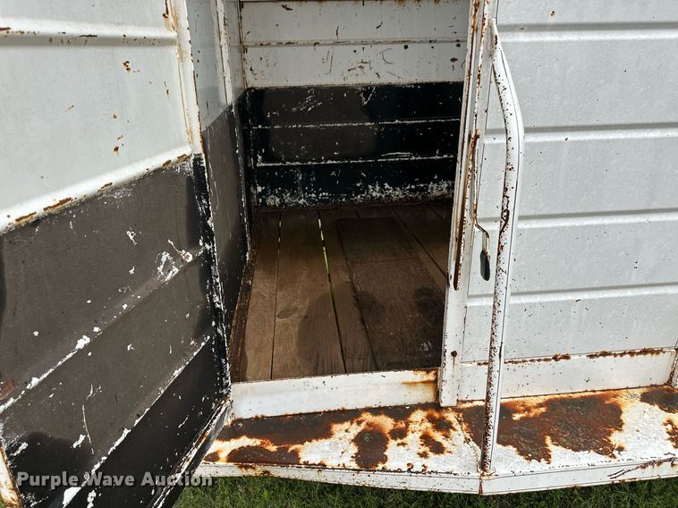 image for item EQ4721 1992 W-W livestock trailer