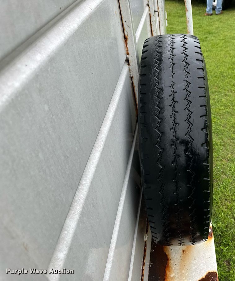 image for item EQ4721 1992 W-W livestock trailer