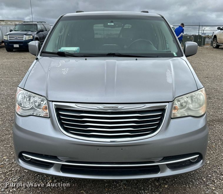 image for item EQ4728 2014 Chrysler Town & Country van