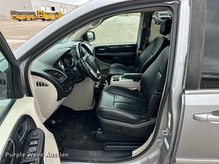 image for item EQ4728 2014 Chrysler Town & Country van