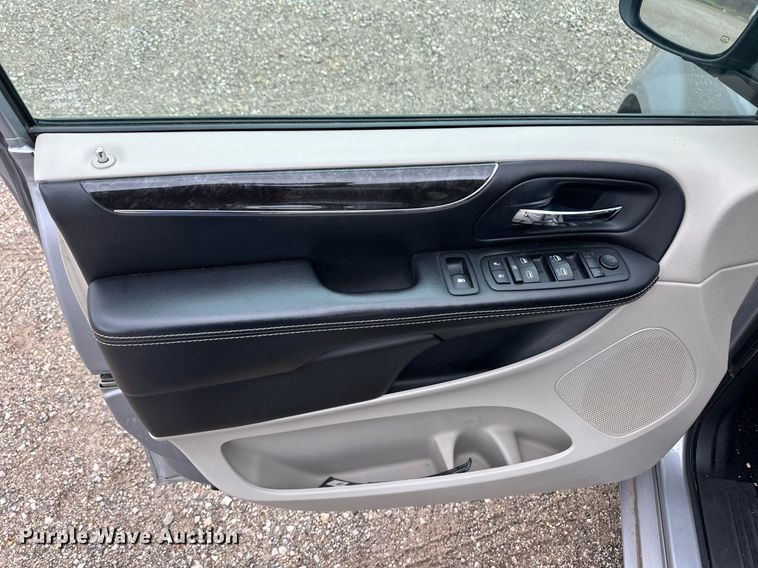 image for item EQ4728 2014 Chrysler Town & Country van