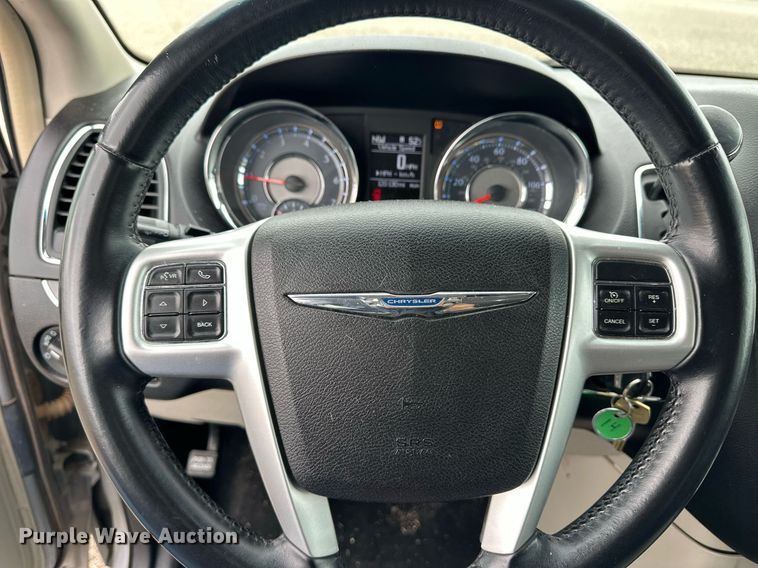 image for item EQ4728 2014 Chrysler Town & Country van