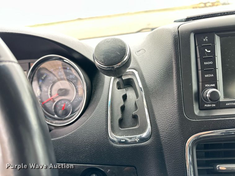 image for item EQ4728 2014 Chrysler Town & Country van