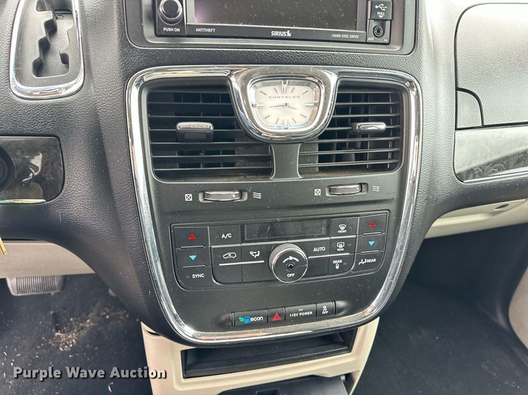 image for item EQ4728 2014 Chrysler Town & Country van