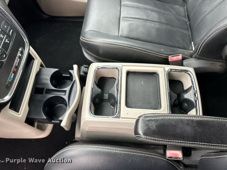 image for item EQ4728 2014 Chrysler Town & Country van