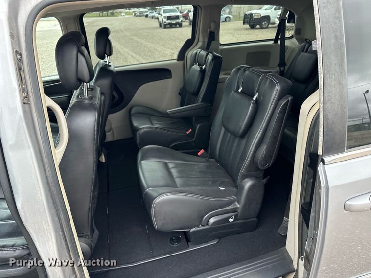 image for item EQ4728 2014 Chrysler Town & Country van