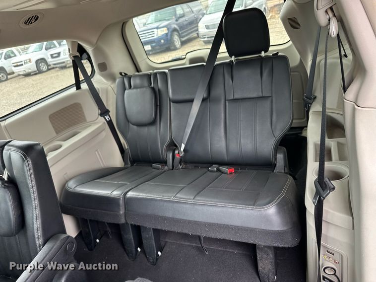 image for item EQ4728 2014 Chrysler Town & Country van