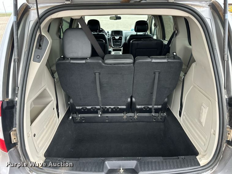 image for item EQ4728 2014 Chrysler Town & Country van