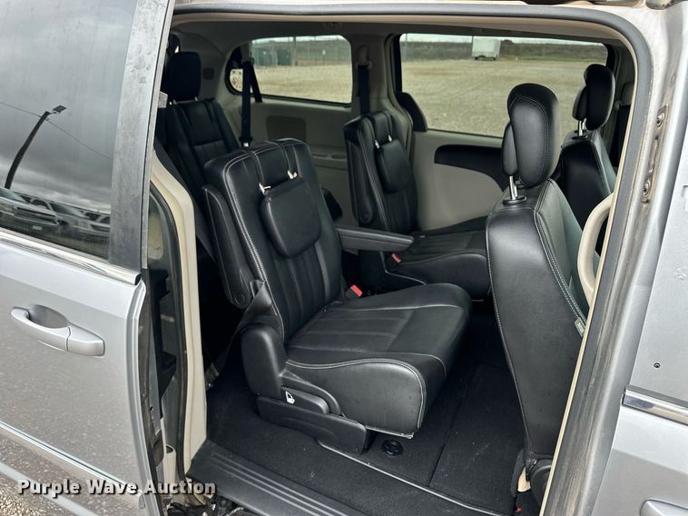 image for item EQ4728 2014 Chrysler Town & Country van