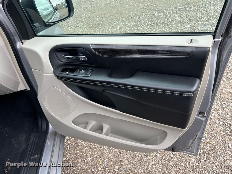 image for item EQ4728 2014 Chrysler Town & Country van