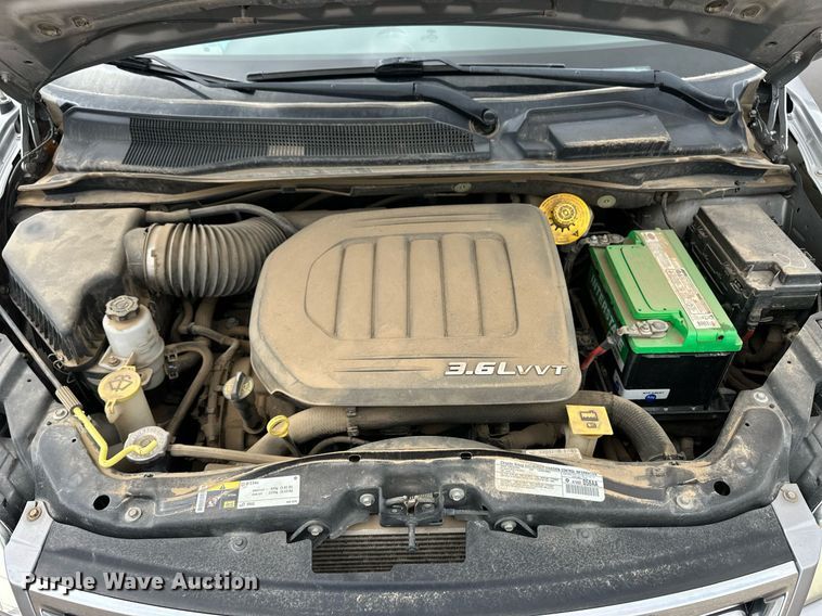 image for item EQ4728 2014 Chrysler Town & Country van