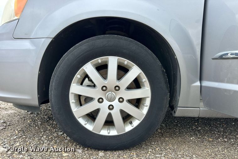 image for item EQ4728 2014 Chrysler Town & Country van