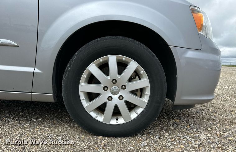 image for item EQ4728 2014 Chrysler Town & Country van