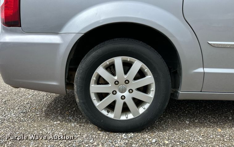 image for item EQ4728 2014 Chrysler Town & Country van