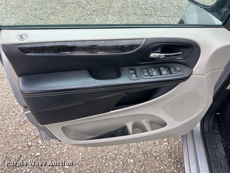 image for item EQ4729 2014 Chrysler Town & Country van