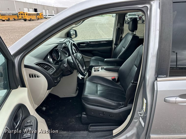 image for item EQ4729 2014 Chrysler Town & Country van