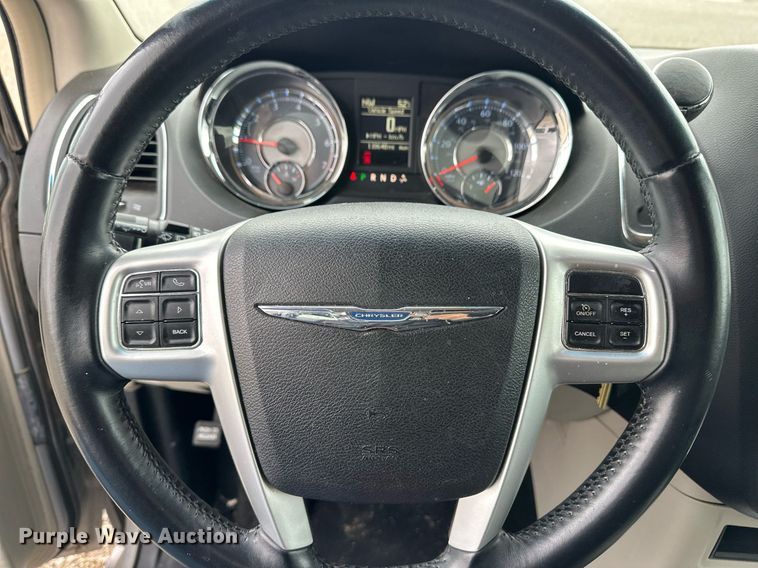 image for item EQ4729 2014 Chrysler Town & Country van