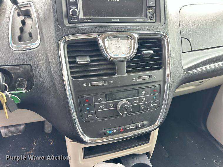 image for item EQ4729 2014 Chrysler Town & Country van